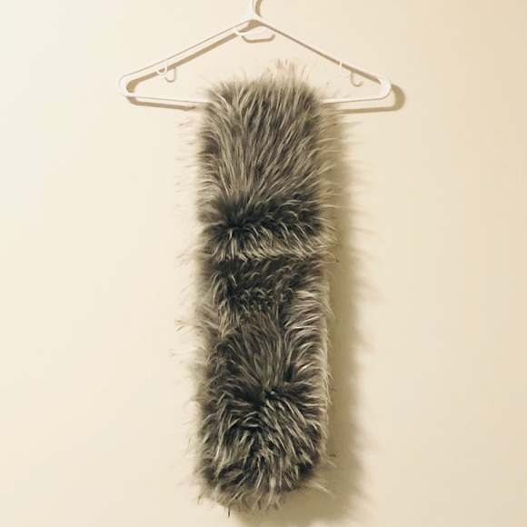 NWT Faux Fur Scarf / Wrap in Grey - Picture 4 of 7